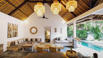 Vil·la Deluxe, 2 dormitoris, vistes a la piscina | Minibar, caixa forta a l'habitació i decoració individual