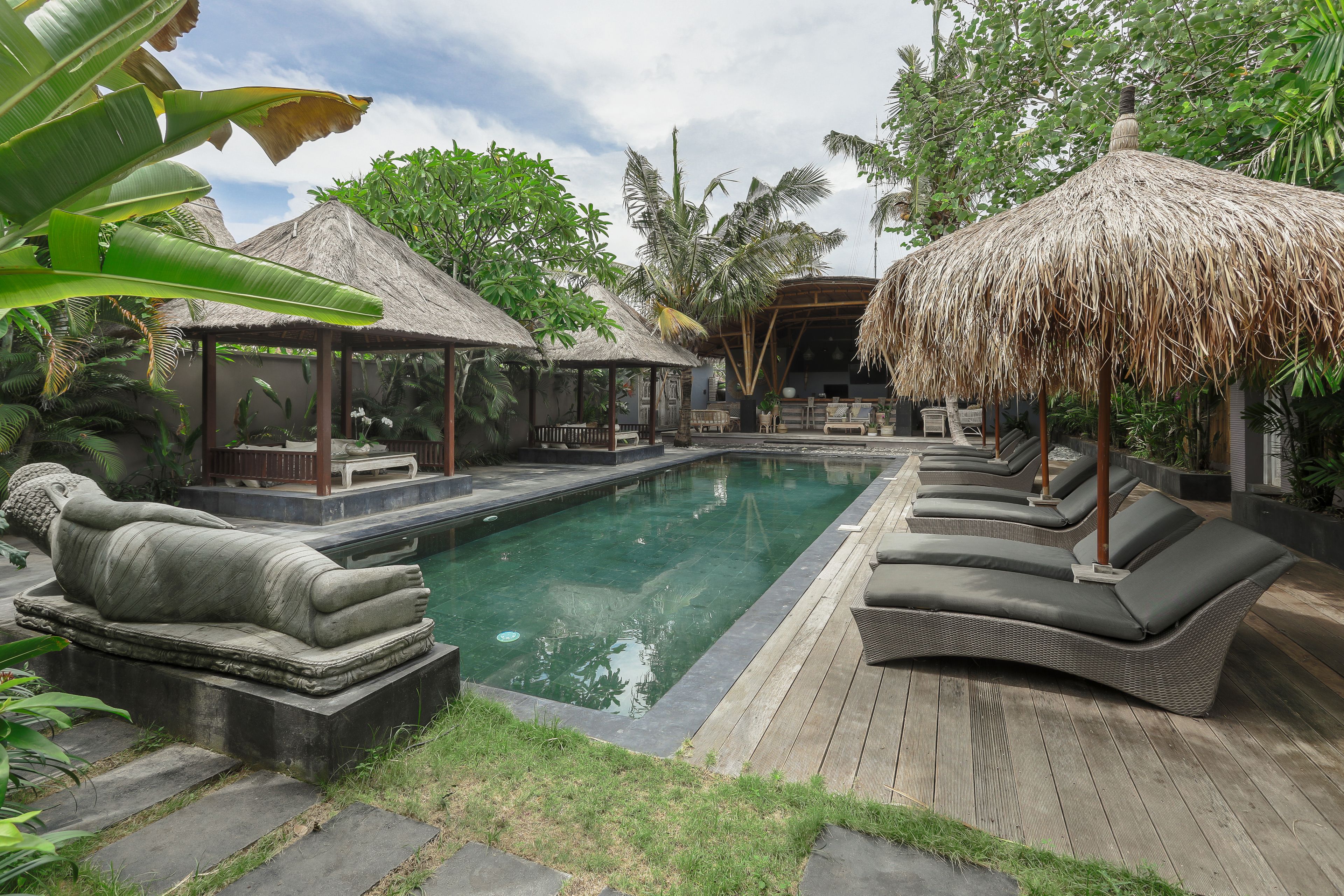 2 座室外游泳池，開放時間為 10:00 至 18:00，提供免費遮陽小屋和泳池遮陽傘