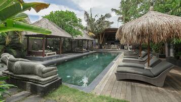 2 piscines a l'aire lliure (horari: 10:00-18:00) i cabanes gratuïtes