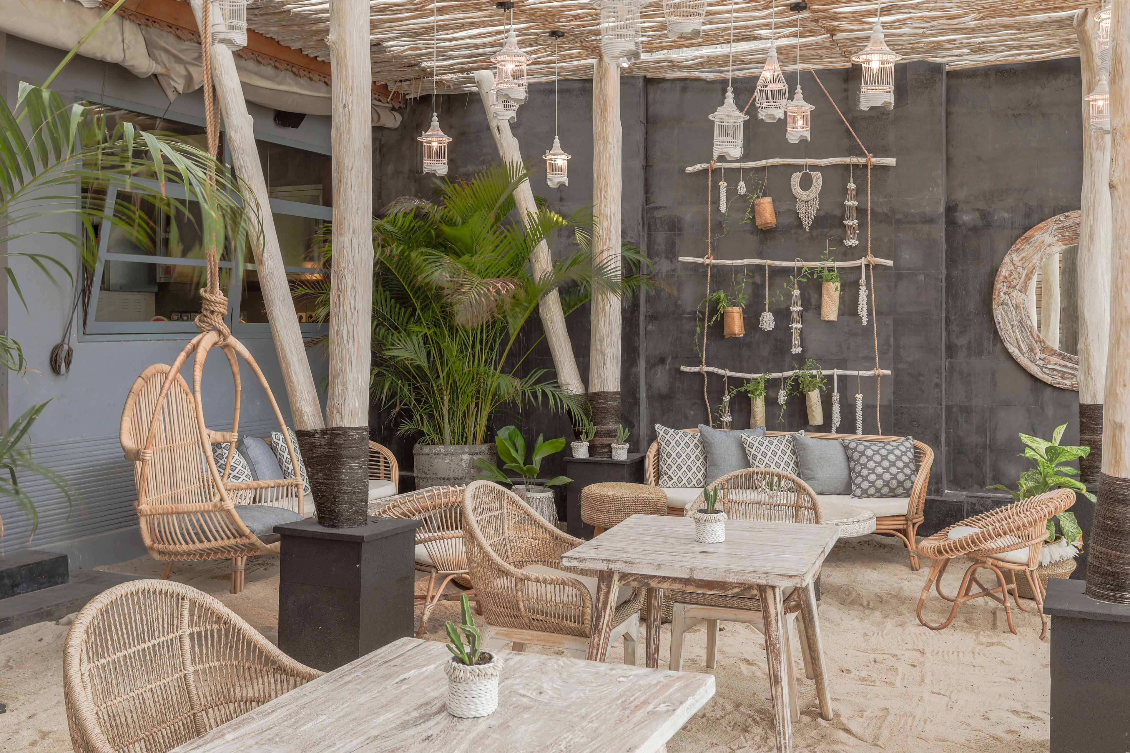 2 bars/lounges, poolside bar, beach bar