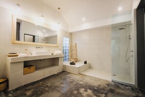 Deluxe-Villa, 2 Schlafzimmer, Poolblick | Minibar, Zimmersafe, individuell dekoriert, individuell eingerichtet