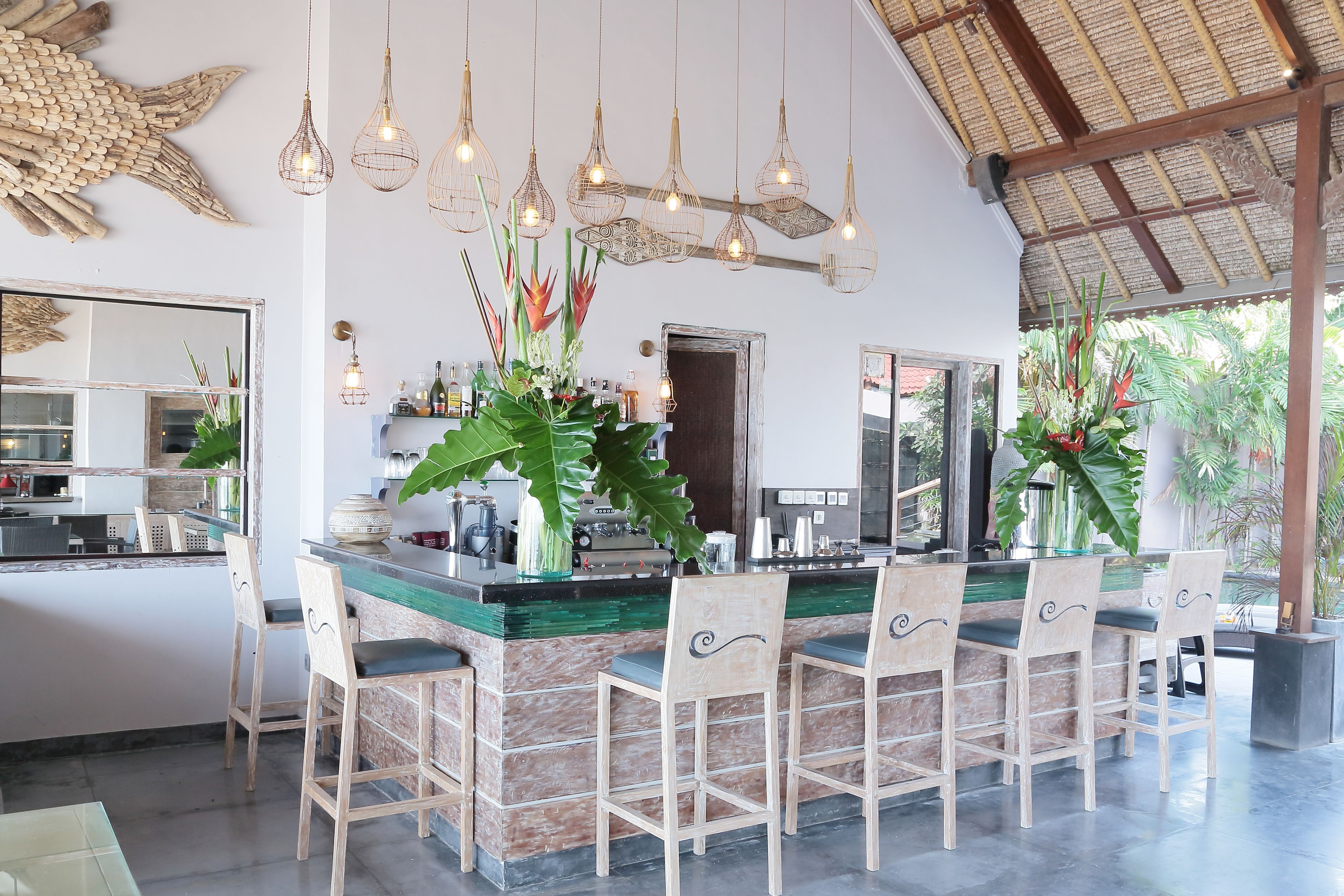 2 bars/lounges, poolside bar, beach bar