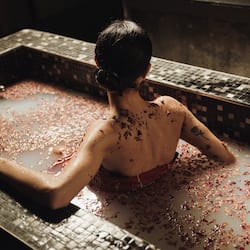 Behandelingskamers voor koppels, een sauna, een bubbelbad, een stoombad
