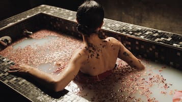 Couples treatment rooms, sauna, hot tub, steam room, Turkish bath