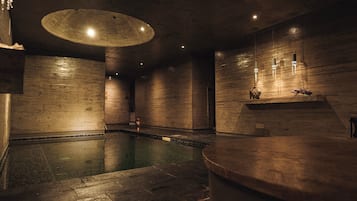 Salas para tratamentos a dois, sauna seca, banheira de hidromassagem