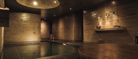 Couples treatment room(s), sauna, hot tub, steam room