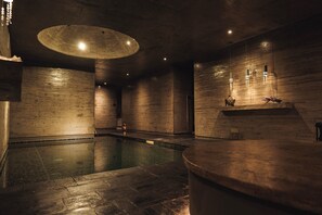 Behandelingskamers voor koppels, een sauna, een bubbelbad, een stoombad