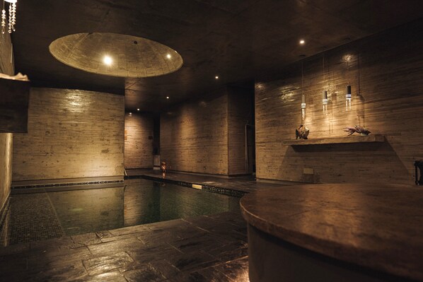 Salas de tratamiento para parejas, sauna y tina de hidromasaje 