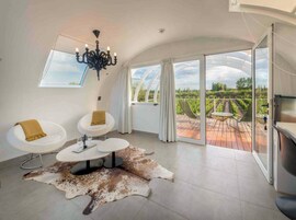 Loft Suite Limited Edition | Living area | Books