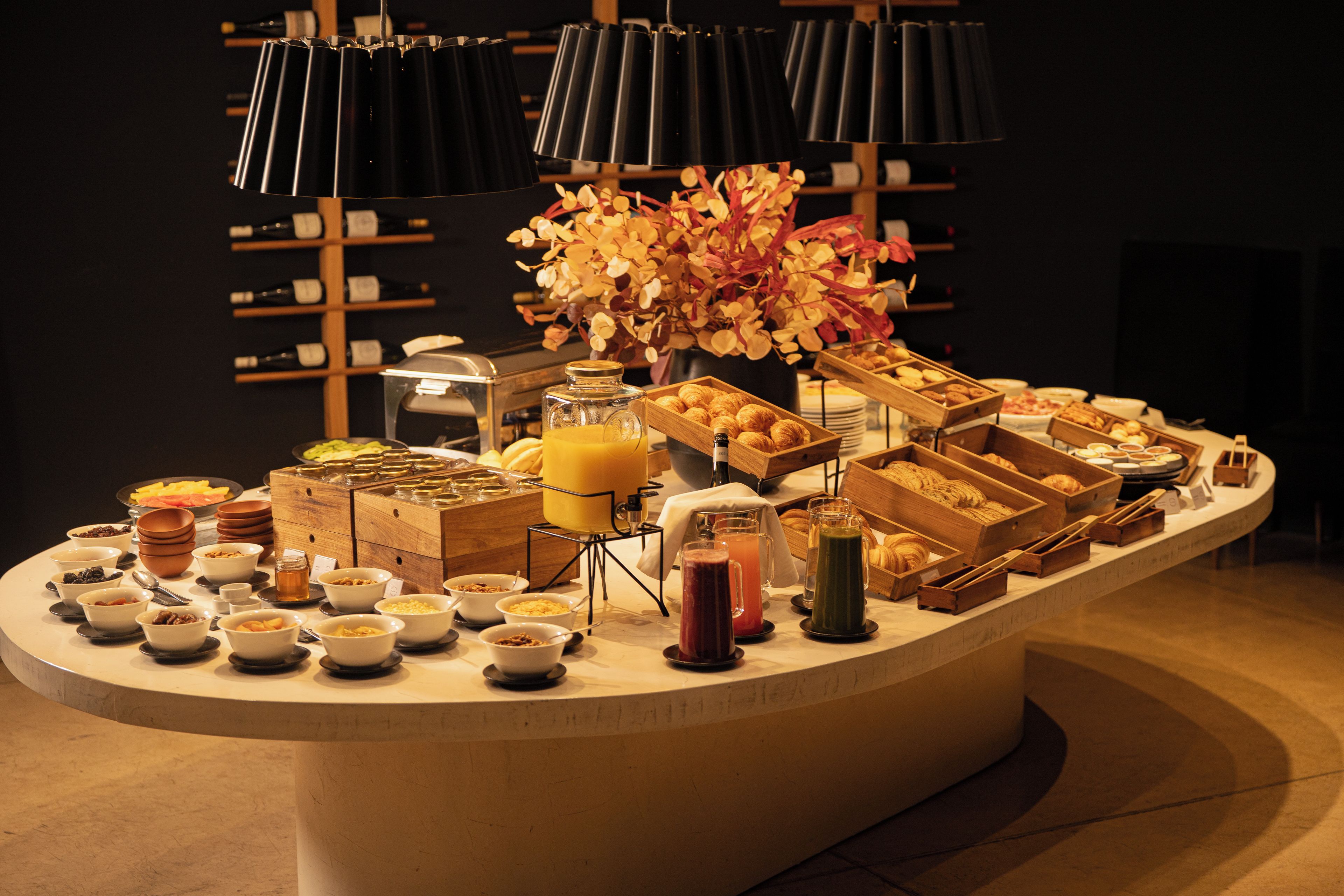 Un buffet proposant une variété de plats et de boissons.