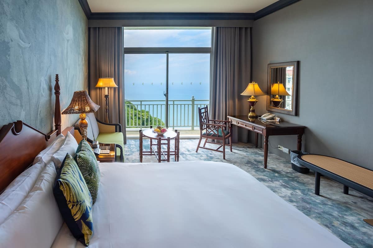 豪華海景客房一大床 | 高級寢具、羽絨被、Select Comfort 床墊、迷你吧