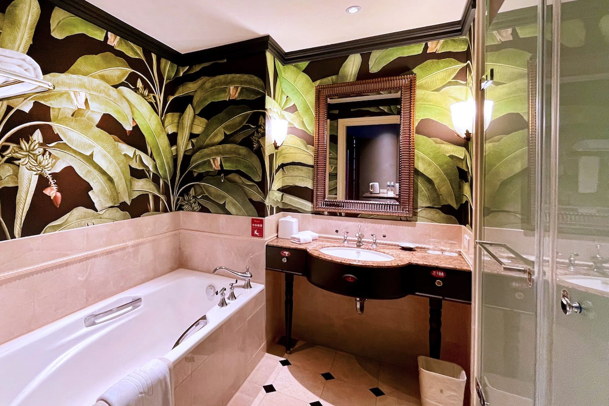 separate bathtub and shower, deep-soaking bathtub, rainfall showerhead