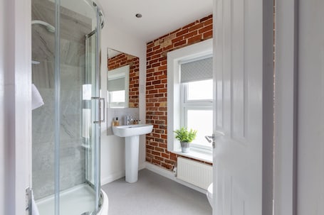Double Room, Ensuite, Sea View (King Ensuite) | Bathroom | Shower, free toiletries, hair dryer, bathrobes. The Caledon