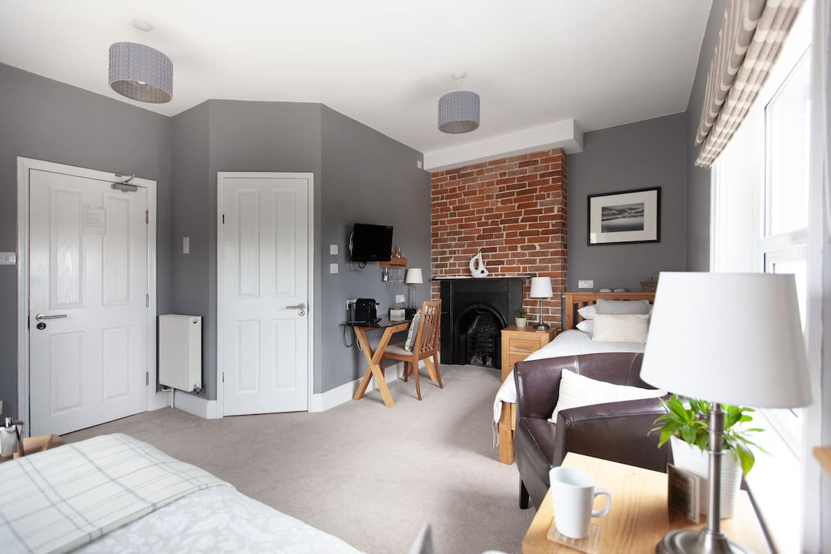 Standard Twin Room, Ensuite (2nd Floor) | Living area | Flat-screen TV