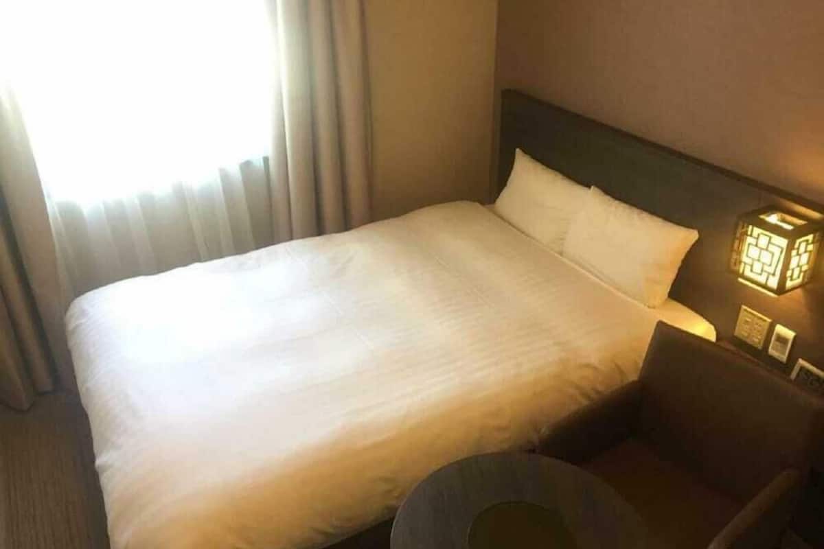 Literie de qualité, couette en duvet, rideaux d’obscurcissement