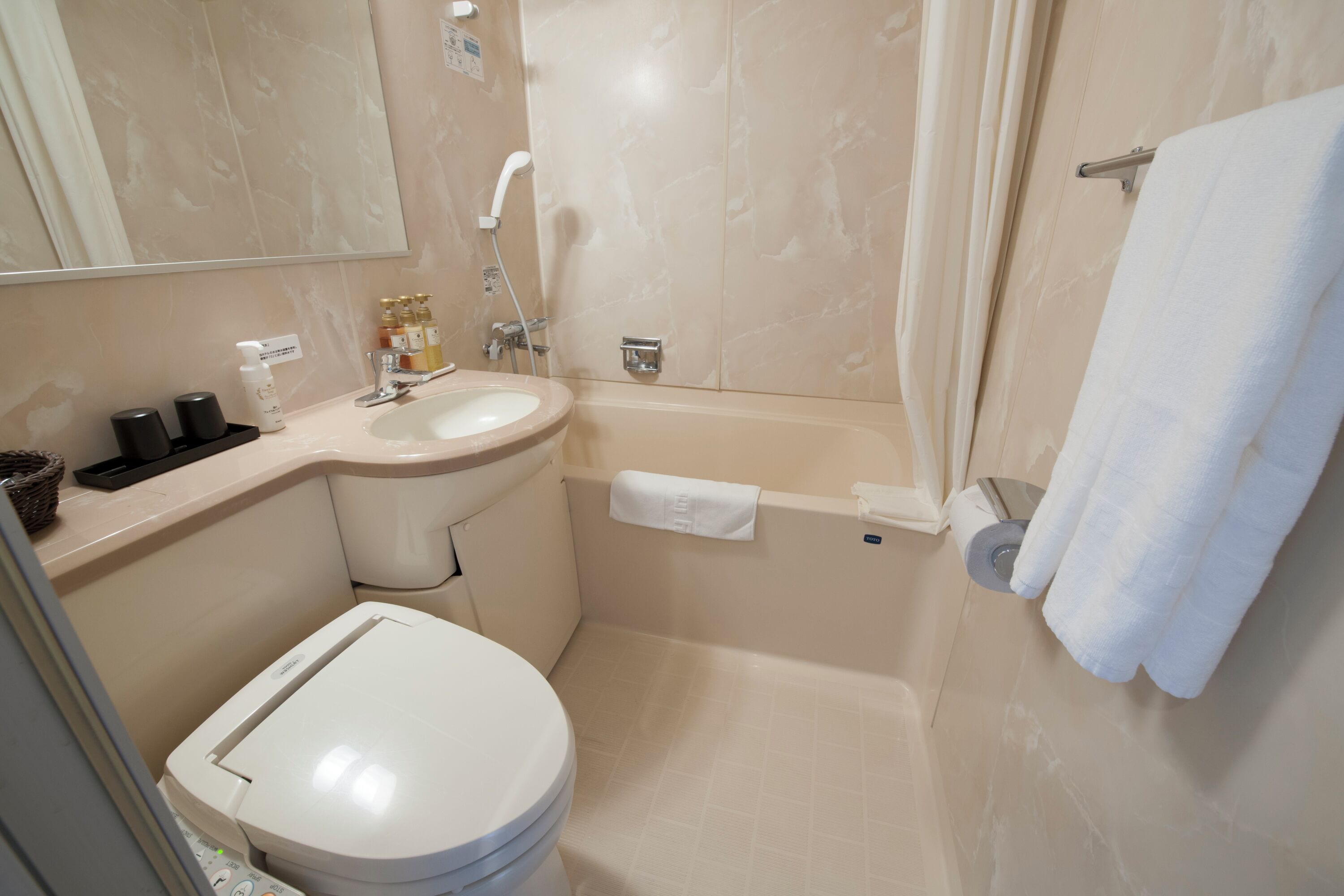 Ein Badezimmer mit Toilette, Waschbecken und Badewanne.