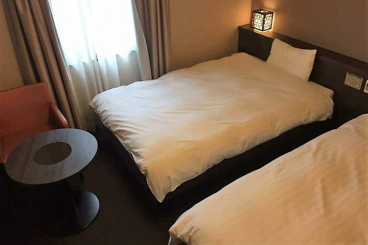Literie de qualité, couette en duvet, rideaux d’obscurcissement