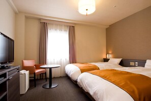 高級寝具、羽毛の掛け布団、遮光カーテン、アイロン / アイロン台