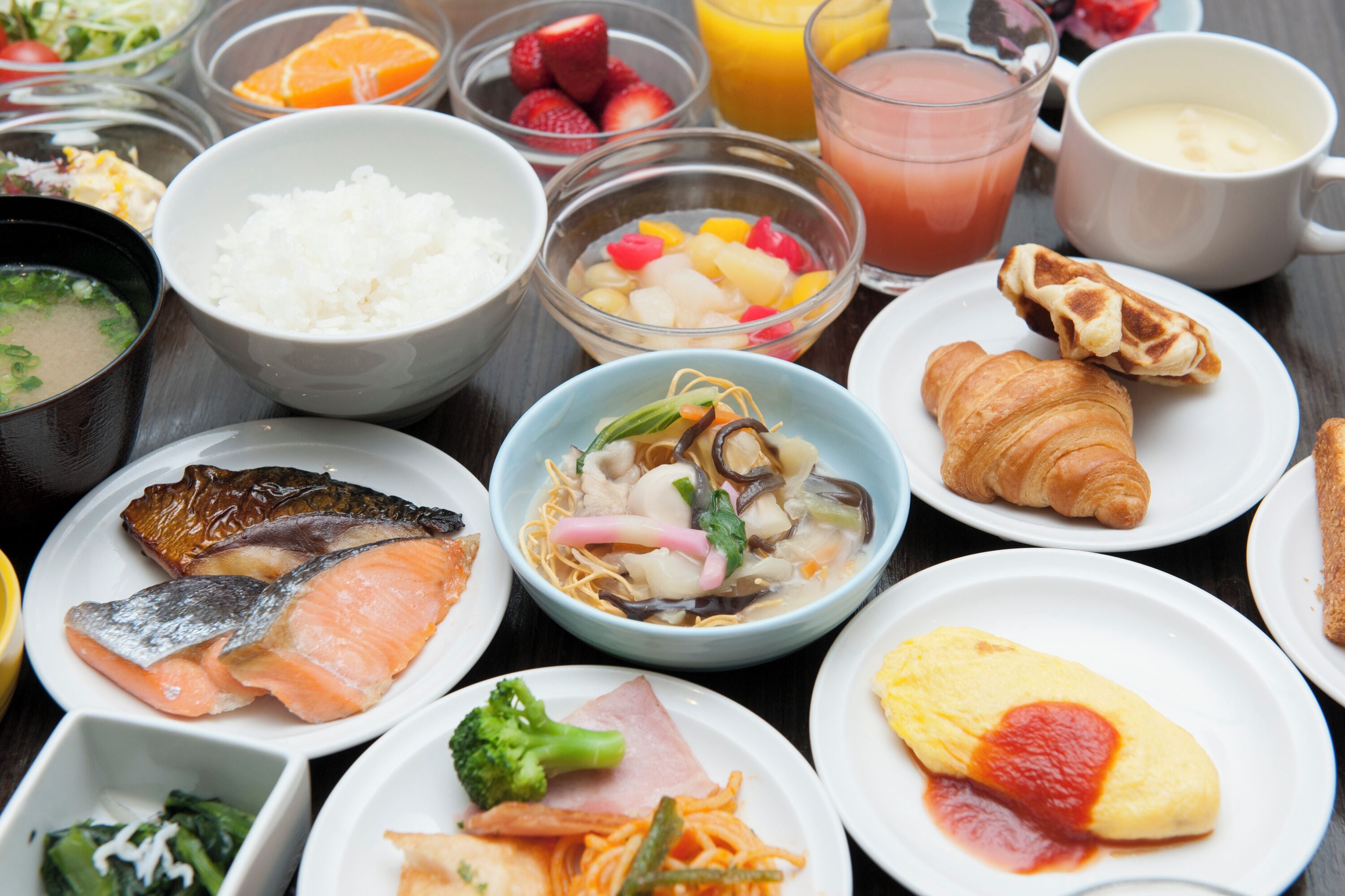 Une variété de plats, notamment du poisson, du riz et des légumes, ce qui laisse supposer qu’il s’agit d’un repas.