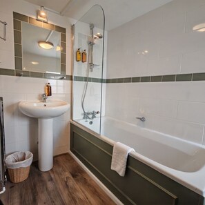 Superior Double Room, Private Bathroom | Bathroom - The White Horse Inn (Bicester)
