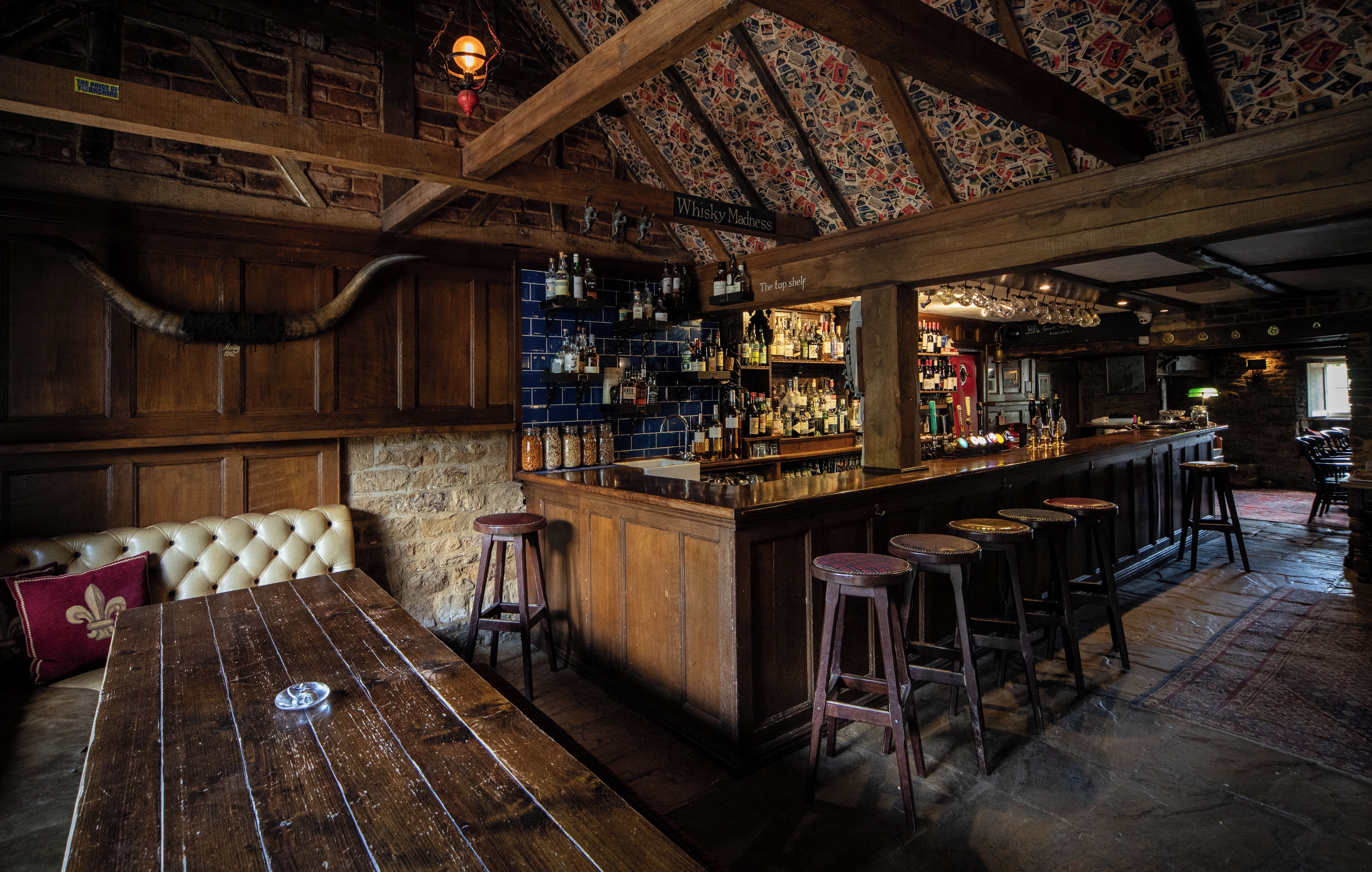 Bar (trong khuôn viên)