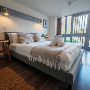 Classic Double Room, Ensuite - The White Horse Inn (Bicester)