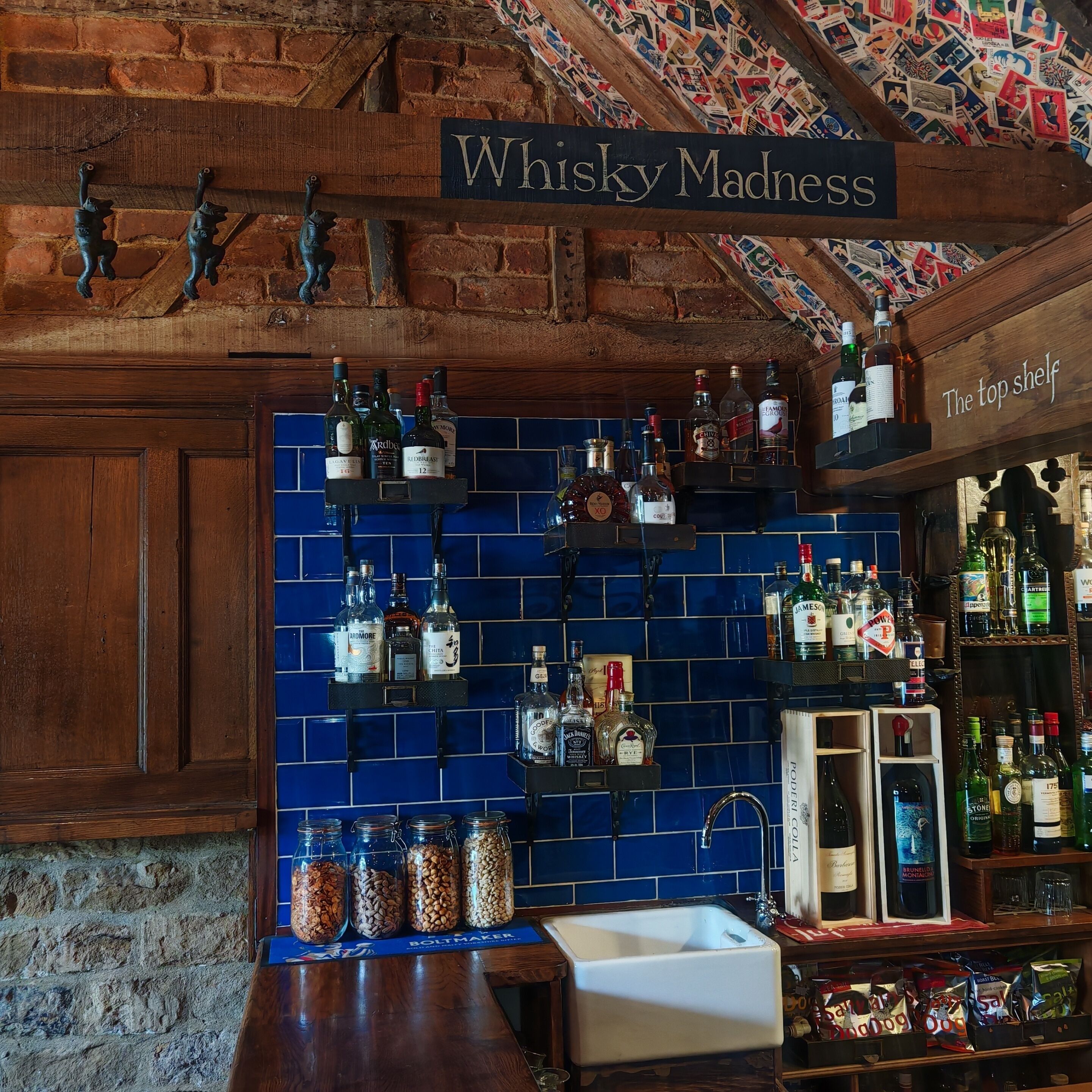 Bar (trong khuôn viên)