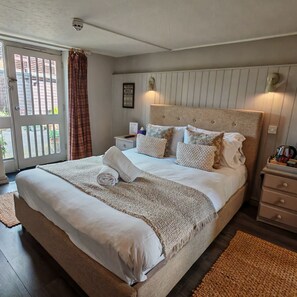 Classic Double Room, Ensuite - The White Horse Inn (Bicester)