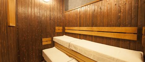 Una habitación con paredes y bancos de madera.