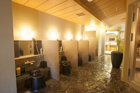 Spabad binnen. Dormy Inn Tsu Natural Hot Spring