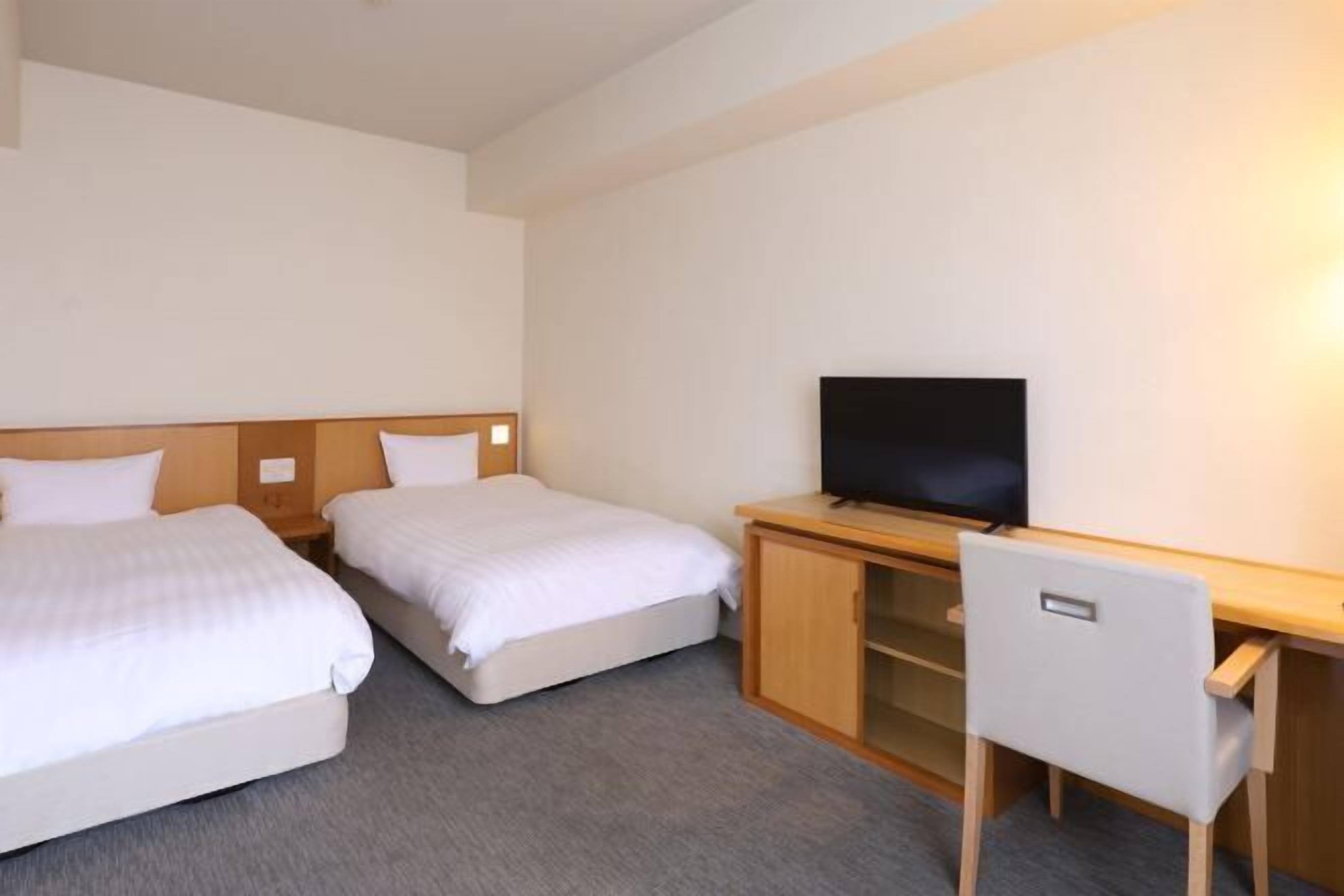 Escritorio, wifi gratis, ropa de cama