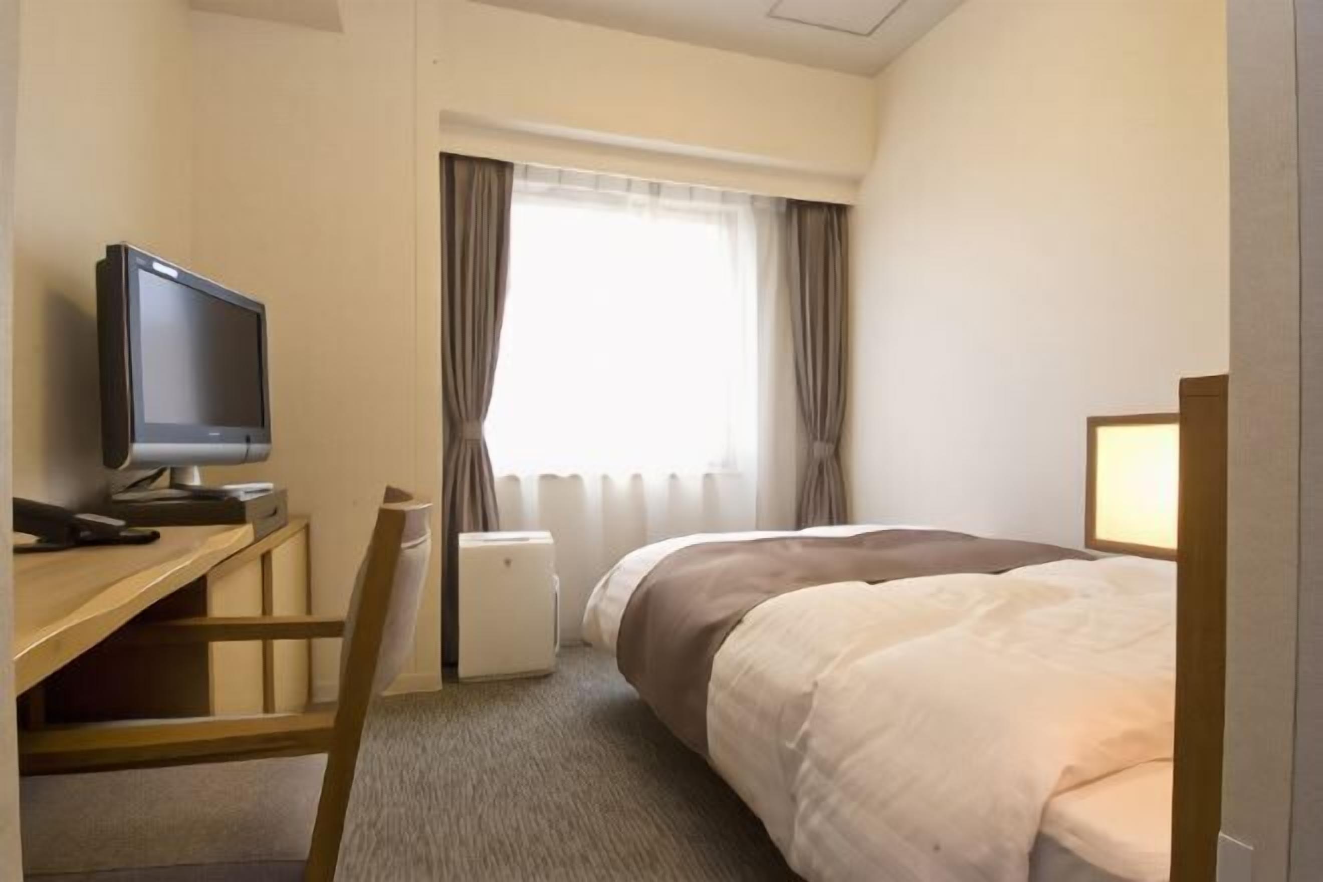 Escritorio, wifi gratis, ropa de cama