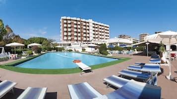 Una piscina al aire libre de temporada