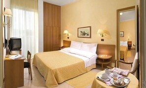 In-room safe, desk, free WiFi