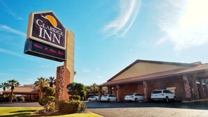 Un letrero de hotel que dice 'Clarity Inn' y el mensaje 'Que tenga un buen día'.