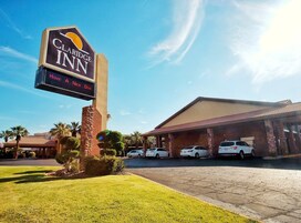 Un letrero de hotel que dice 'Clarity Inn' y el mensaje 'Que tenga un buen día'.