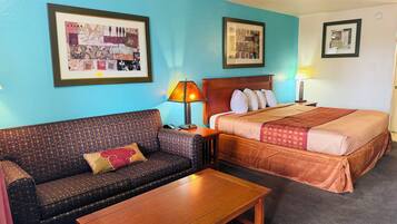 King Suite | Living room | Flat-screen TV