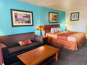 King Suite | Living room | Flat-screen TV