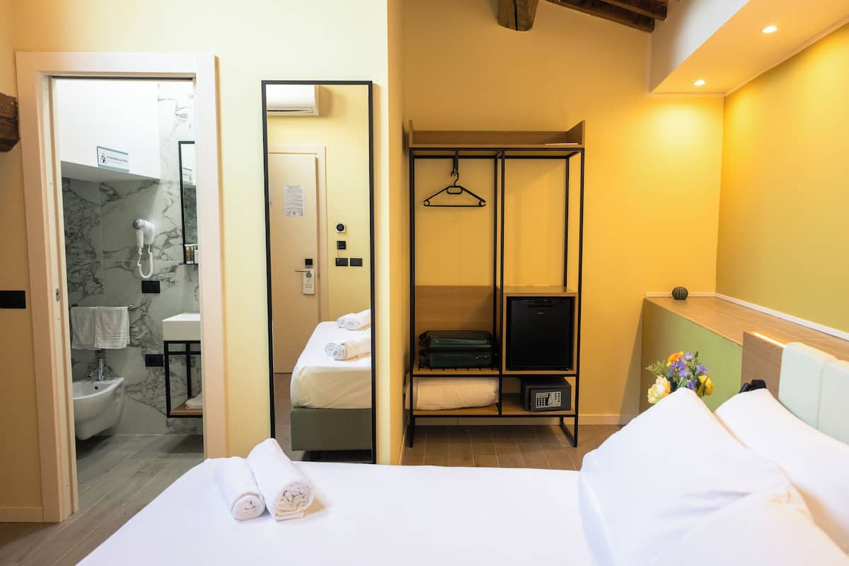 Minibar, in-room safe, WiFi (free), bed sheets