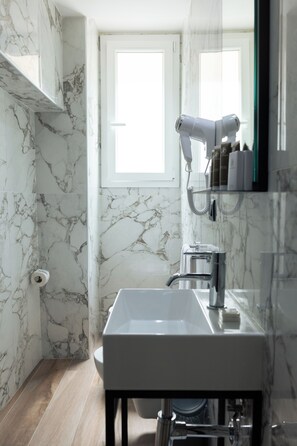 Classic Double or Twin Room, Private Bathroom | Bathroom | Shower, rainfall showerhead, free toiletries, hair dryer - JR Hotels Hermes Firenze (Florence)