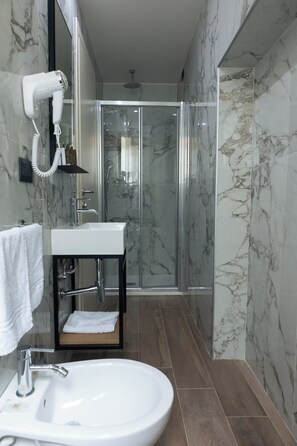 Classic Triple Room, 1 Bedroom, Private Bathroom | Bathroom | Shower, rainfall showerhead, free toiletries, hair dryer