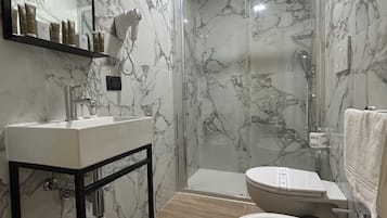 Habitación económica doble, 1 habitación, baño privado (French bed) | Baño | Ducha y cabezal de ducha tipo lluvia