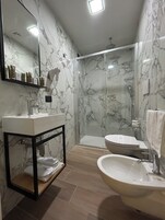 Economy Double Room, 1 Bedroom, Ensuite (French bed) | Bathroom