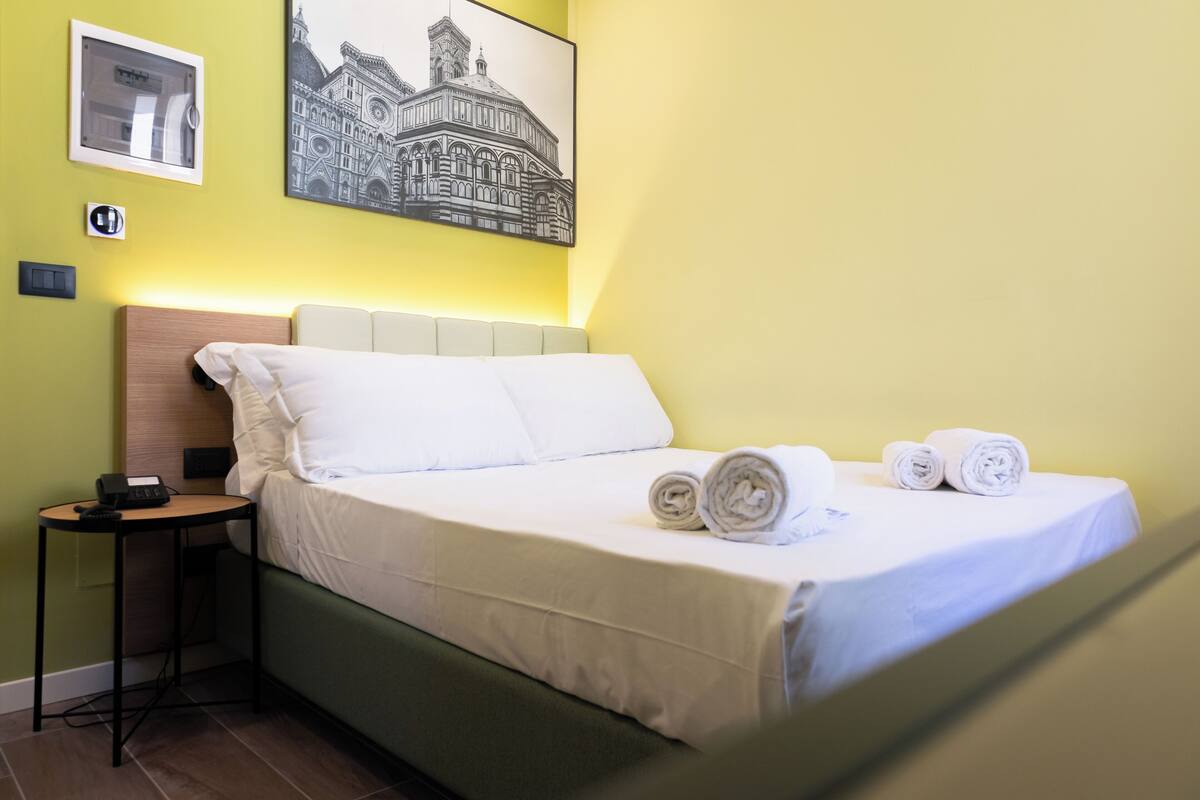 Minibar, in-room safe, WiFi (free), bed sheets