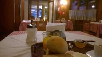 Esmorzar diari d'estil bufet gratuït