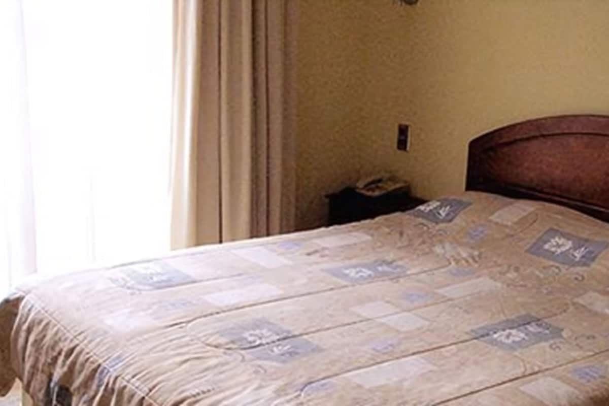 Minibar, caja de seguridad en la habitación y escritorio
