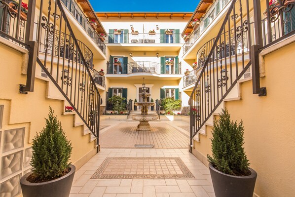 Courtyard - Aurelia Vatican Apartments (Rome)
