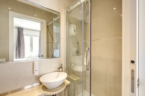 Bruser, gratis toiletartikler, hårtørrer, bidet