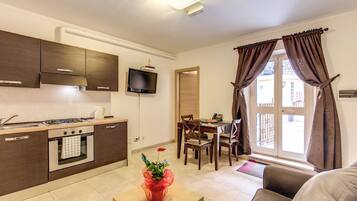 Refrigerador, microondas, silla alta para bebés