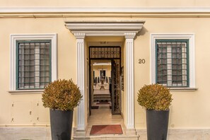 Property entrance - Aurelia Vatican Apartments (Rome)